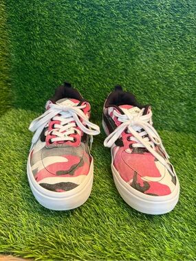 Vans men’s Pink distressed Camouflage Wash Skateboard Pro Sneakets size 10
